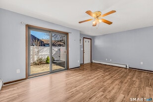 20 Trolley Cir in Milford, CT - Building Photo