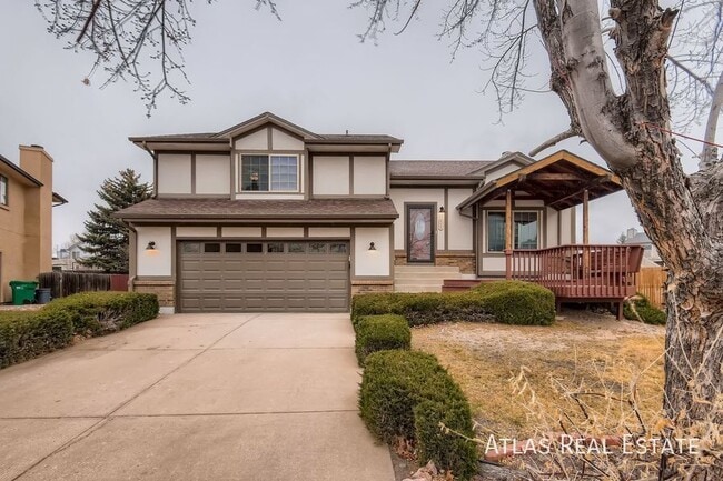 property at 8055 Pinoak Ct