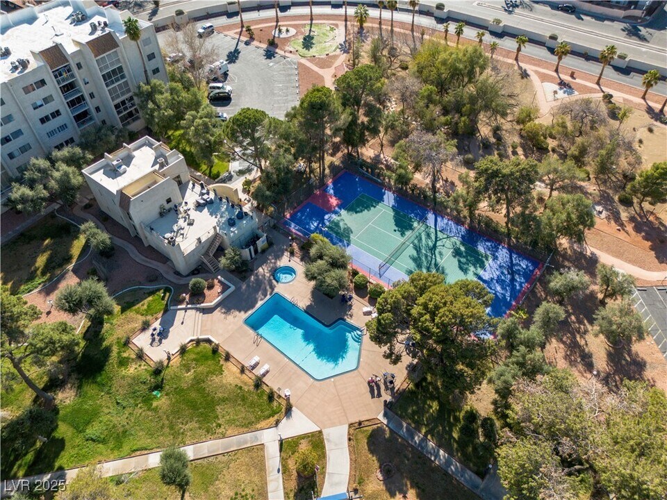 725 N Royal Crest Cir in Las Vegas, NV - Building Photo