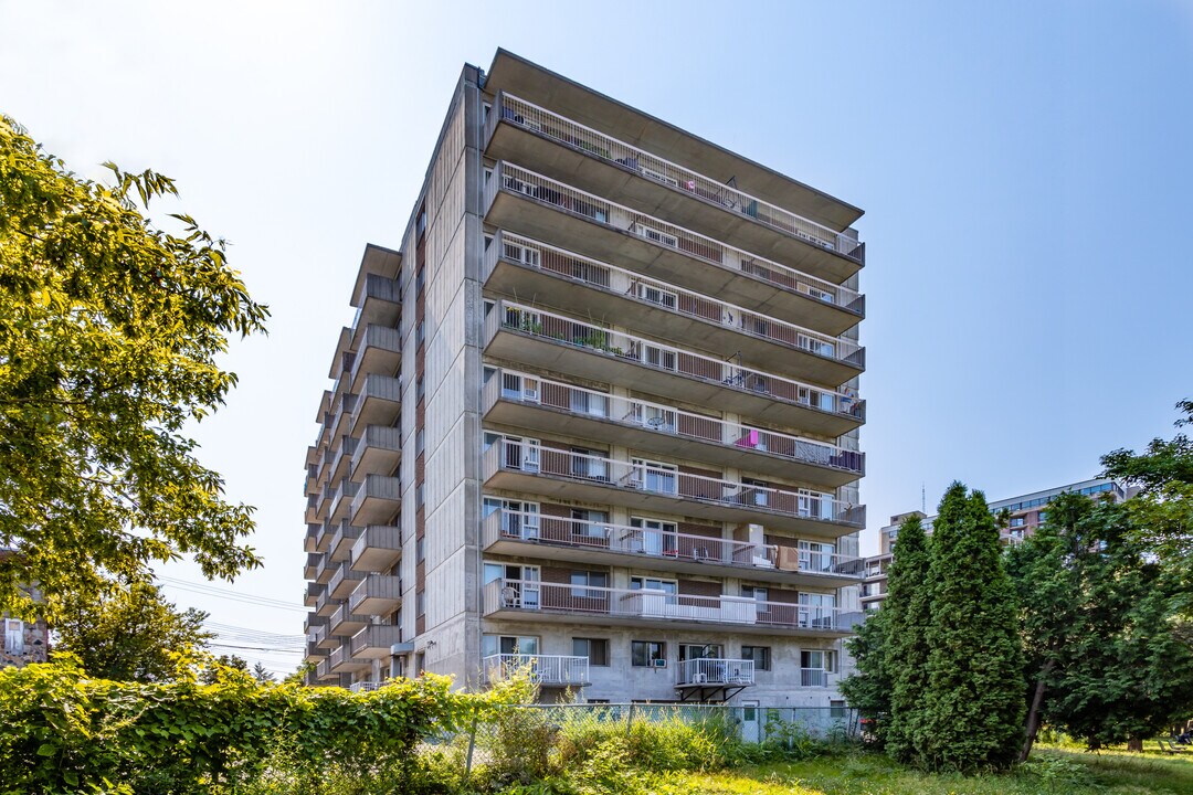 3255 Gouin O in Montréal, QC - Building Photo