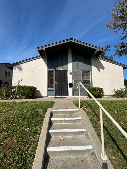 13950 Via Rimini in San Diego, CA - Building Photo