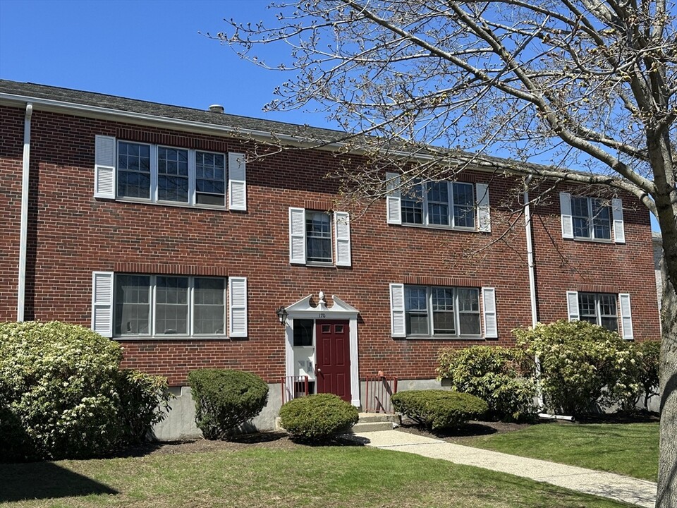170 Lake Shore Rd in Boston, MA - Building Photo