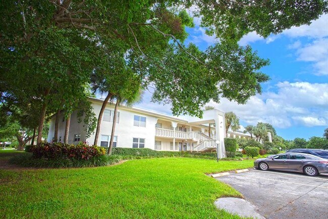 2805 Victoria Way in Coconut Creek, FL - Building Photo - Building Photo