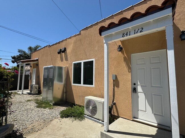 841 1/2 West 64th Street in Los Angeles, CA - Foto de edificio - Building Photo