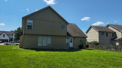 8132 NE 97th St in Kansas City, MO - Foto de edificio - Building Photo