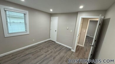 10 Perry St, Unit 12 in Grafton, MA - Foto de edificio - Building Photo