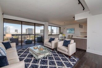 49 Briar Hollow Ln in Houston, TX - Foto de edificio - Building Photo