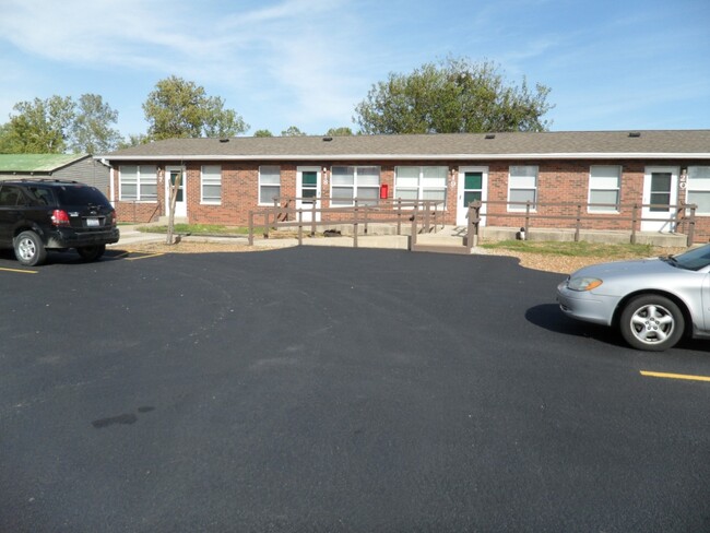 701 S Putnam St, Unit 19 in Bunker Hill, IL - Foto de edificio - Building Photo