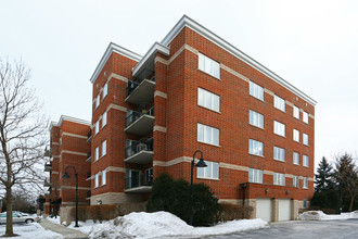 3401-3451 N Carriageway Dr in Arlington Heights, IL - Building Photo - Building Photo