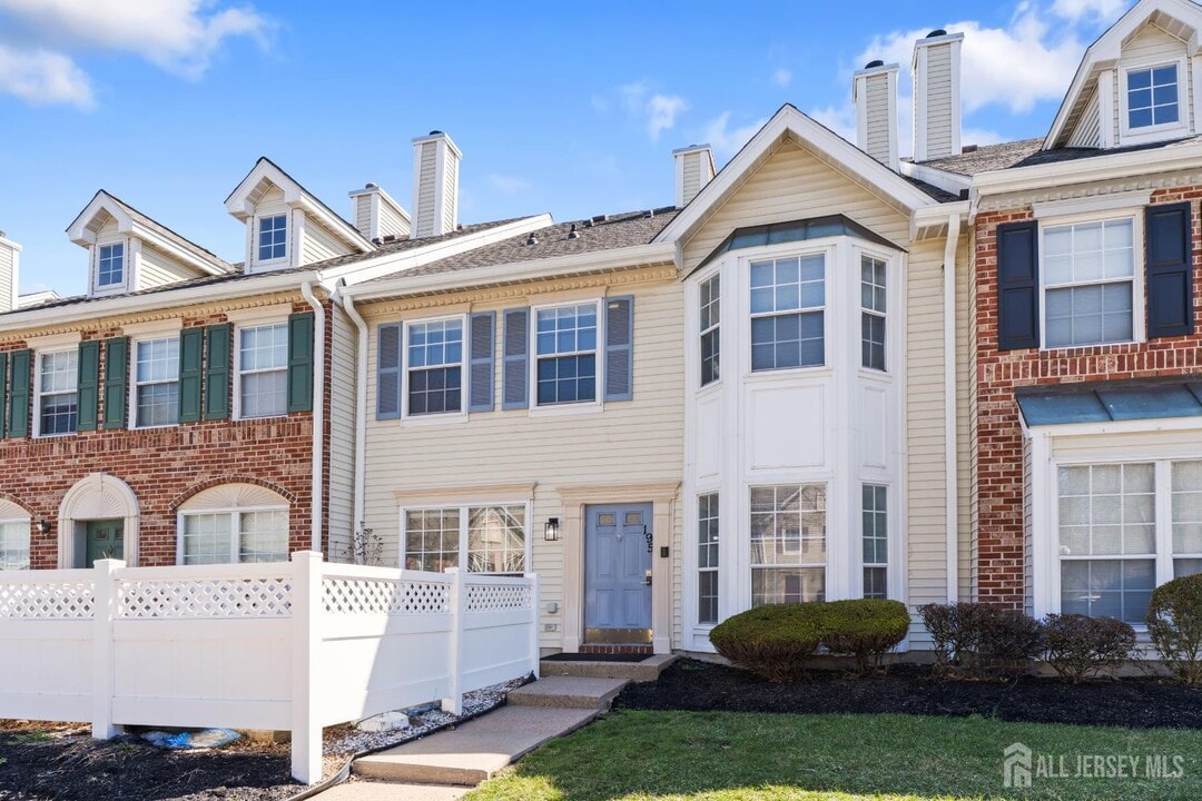 195 Darwin Ln in North Brunswick, NJ - Building Photo