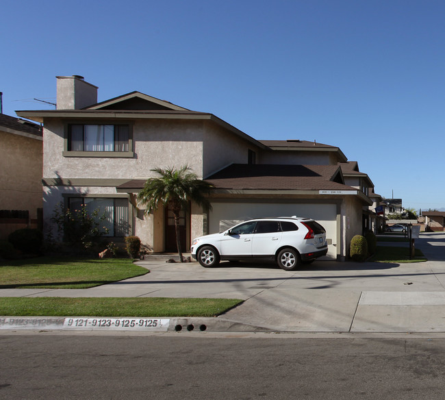 9121-9125 Park St in Bellflower, CA - Foto de edificio - Building Photo