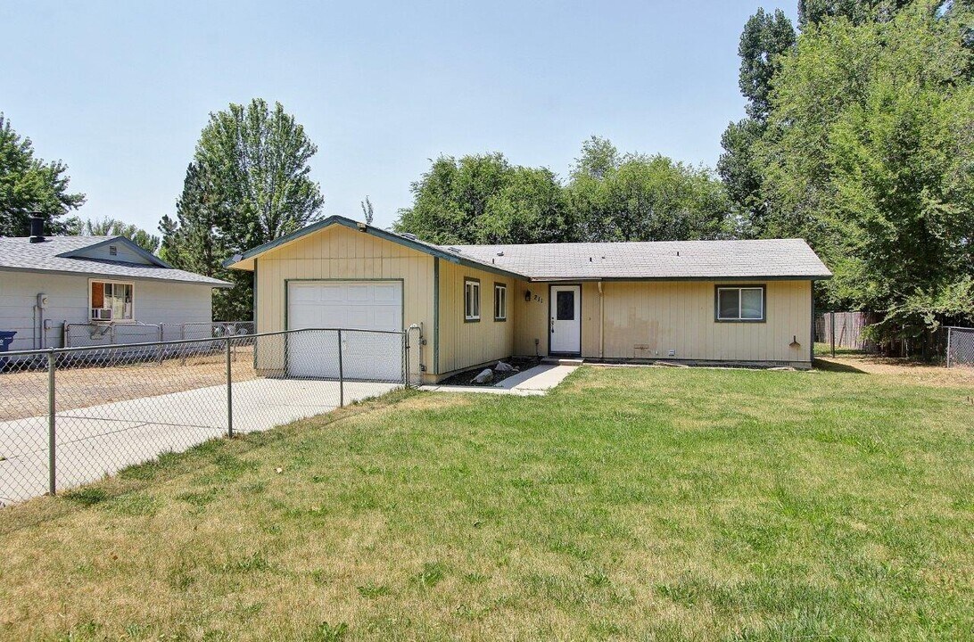 211 S Highland Dr in Middleton, ID - Building Photo