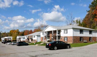 Oakwood Apartments in Hamburg, NY - Building Photo