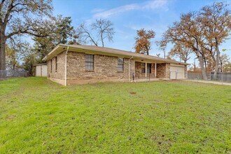 257 Friar Tuck Dr in Gordonville, TX - Foto de edificio - Building Photo
