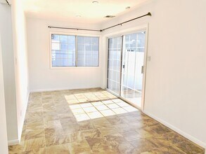 17418 Califa St in Los Angeles, CA - Foto de edificio - Building Photo