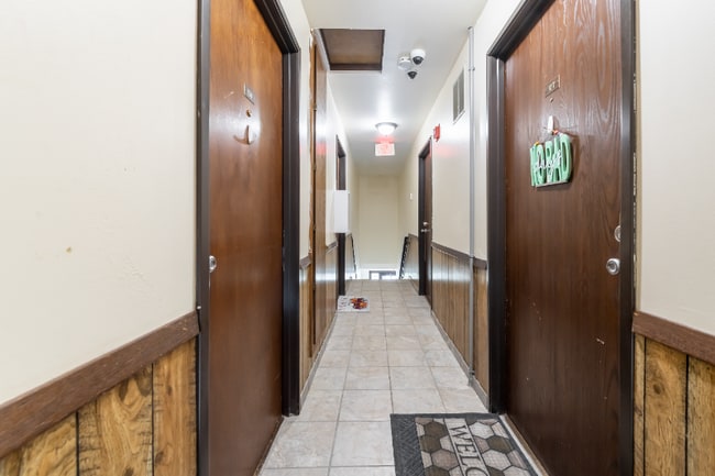 7512 N Granville Rd in Milwaukee, WI - Foto de edificio - Building Photo