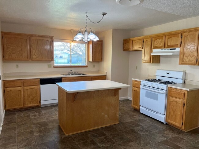 5811 Mountain View Dr in Redding, CA - Building Photo - Building Photo