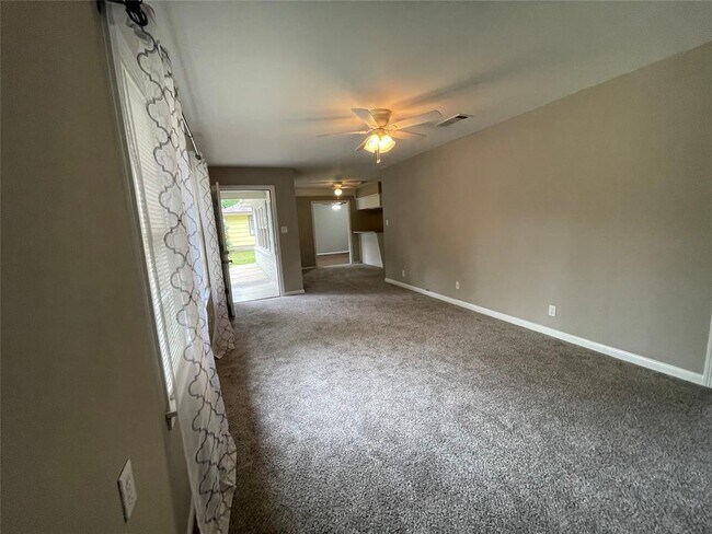 1102 Thomas Ave photo'