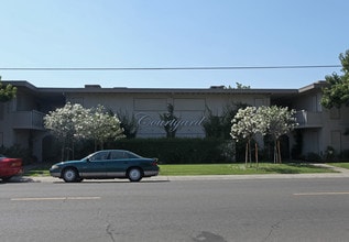 Courtyard Apartments in Stockton, CA - Foto de edificio - Building Photo