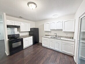 5215 Village Haven in San Antonio, TX - Building Photo - Building Photo