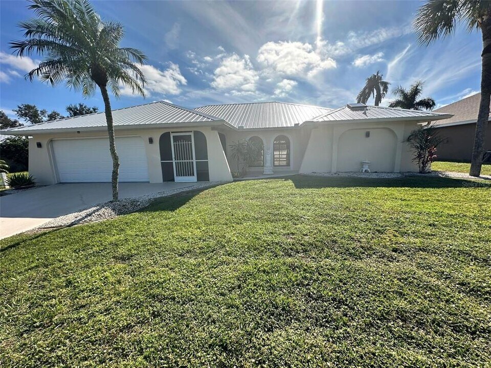11567 SW Ben Dr in Lake Suzy, FL - Building Photo