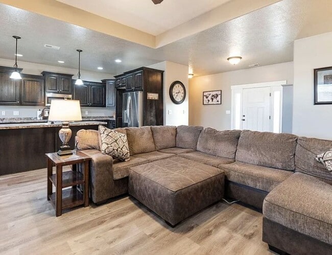 3727 250 E in Enoch, UT - Building Photo - Building Photo