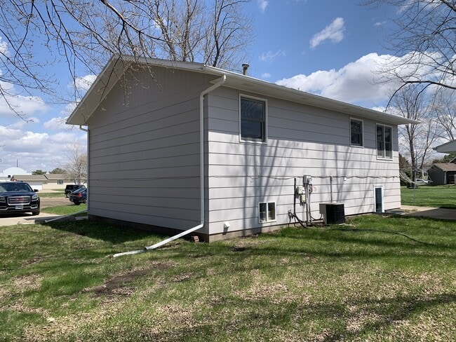 800 Vassar Cir in Vermillion, SD - Building Photo - Building Photo