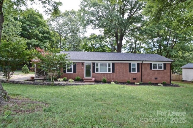 601 S Cedar Ave in Newton, NC - Foto de edificio - Building Photo