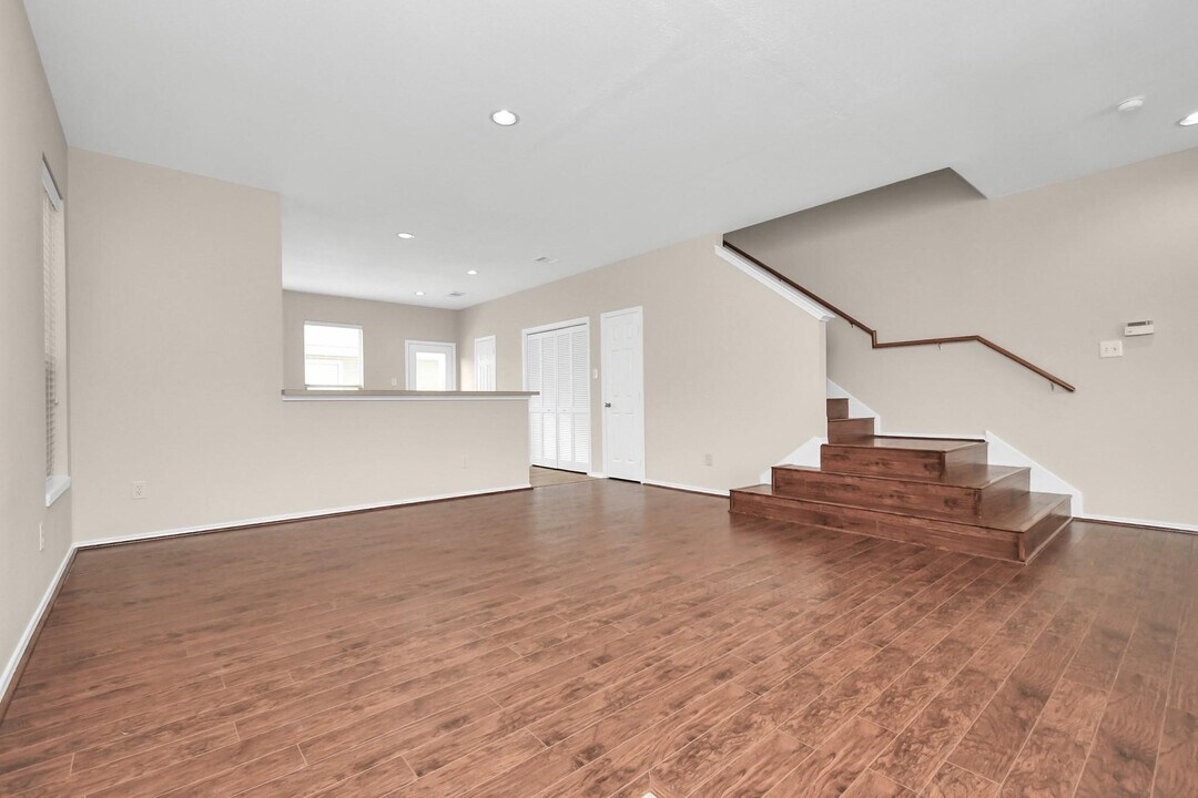 8045 Ellinger Ln in Houston, TX - Building Photo