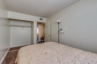 Pine Village in Las Vegas, NV - Foto de edificio - Interior Photo