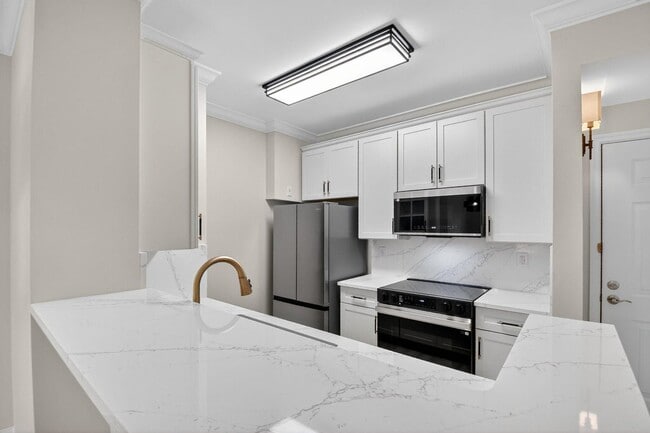 property at 630 S Sapodilla Ave