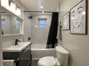 2 Balsam Ave S in Hamilton, ON - Building Photo - Building Photo
