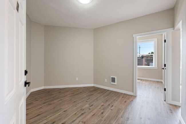 7325 NE Sandy Blvd in Portland, OR - Building Photo - Building Photo