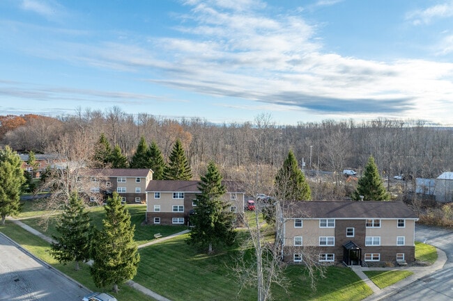 Strnad Drive Apartments in Hamburg, NY - Foto de edificio - Building Photo