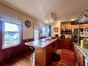 33 Oakland Rd, Unit 2 in Brookline, MA - Building Photo - Building Photo