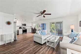 31 E Pelican St in Naples, FL - Building Photo - Building Photo
