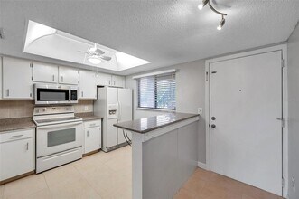 2440 Winding Creek Blvd in Clearwater, FL - Building Photo - Building Photo