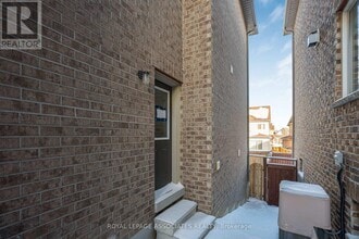 2515 Standardbred Dr in Oshawa, ON - Building Photo - Building Photo