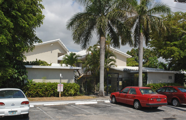 Areca Palms Apartments in Fort Lauderdale, FL - Building Photo - Building Photo