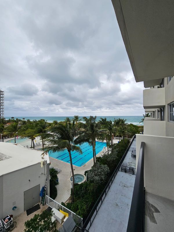 9273 Collins Ave in Surfside, FL - Foto de edificio - Building Photo