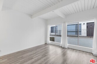5447 Zelzah Ave in Los Angeles, CA - Building Photo - Building Photo