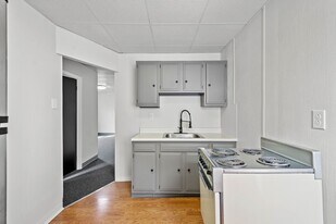 412 Mill Street in Coraopolis, PA - Building Photo