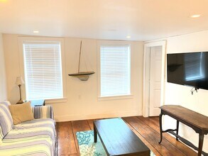 30 Broadway, Unit A in Newport, RI - Foto de edificio - Building Photo