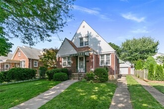 82-51 257th St in Queens, NY - Building Photo - Building Photo