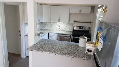 2720 Emerson Ave S, Unit LOWR in Minneapolis, MN - Building Photo - Building Photo