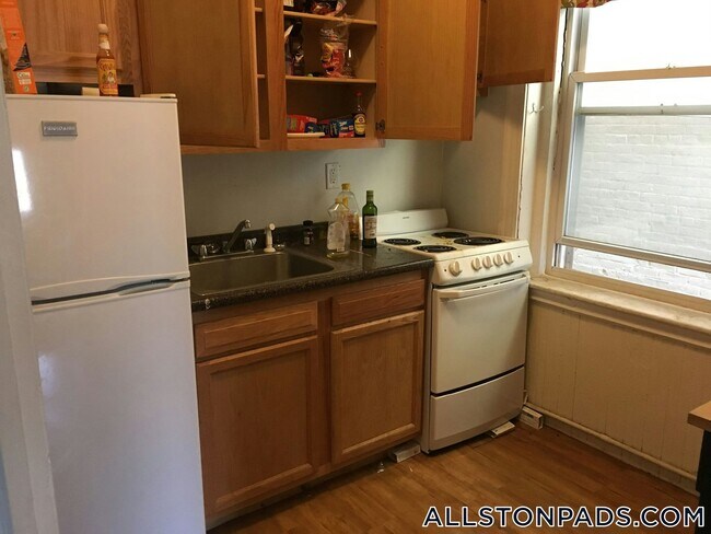 1350 Commonwealth Ave in Boston, MA - Building Photo - Building Photo