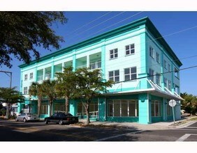 421-435 Central Ave in Sarasota, FL - Building Photo - Building Photo