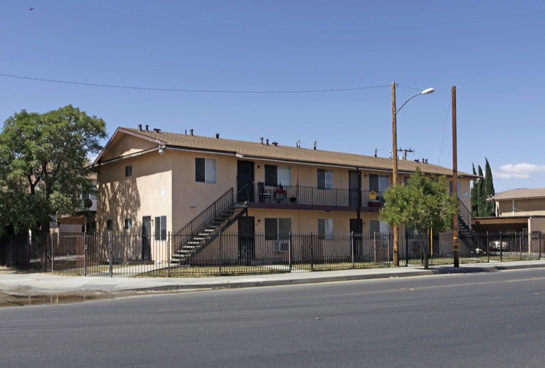 38756 Larkin Ave in Palmdale, CA - Foto de edificio