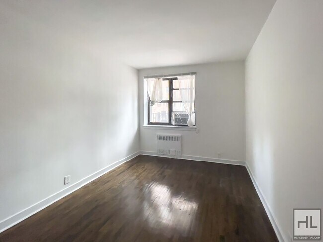 East 61 Street in New York, NY - Building Photo - Building Photo