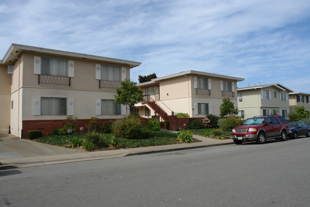 1751 Marco Polo Way in Burlingame, CA - Foto de edificio